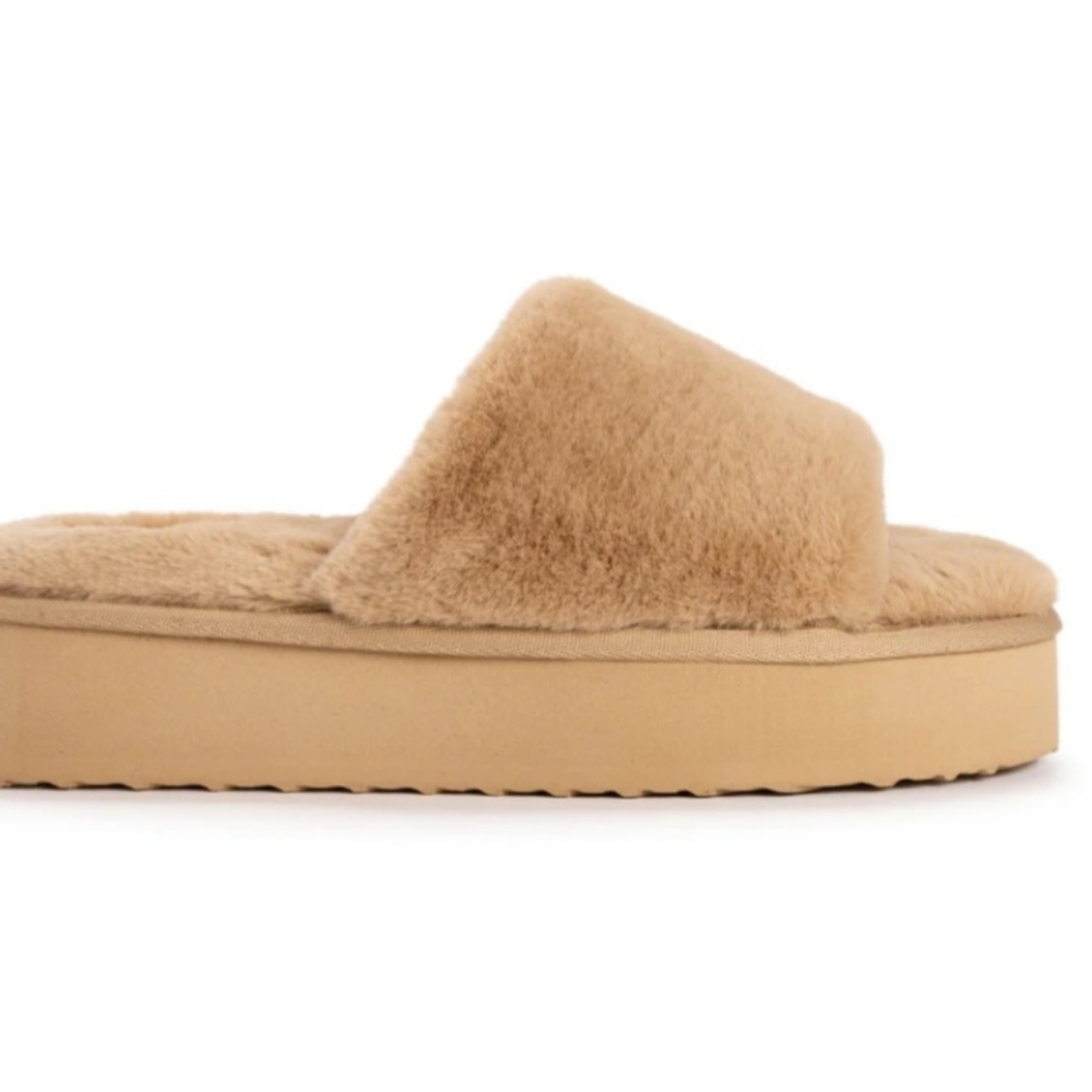 NWT Muk Luks Platform Slipper Sandals Size 7-8, Fluffy Slippers, Slip-On Shoes